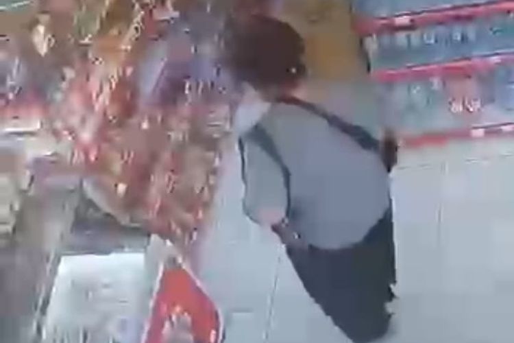 Tangakapan layar seroang ibu yang diduga melakukan pencurian di salah satu minimarket di Kelurahan Kabor, Kota Maumere, Kabupaten Sikka, Nusa Tenggara Timur (NTT), Jumat (26/8/2022).