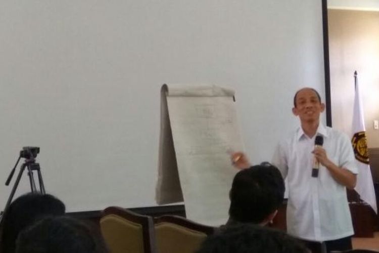 Wakil Menteri Energi dan Sumber Daya Mineral (ESDM) Arcandra Tahar mengadakan Learning Session tentang gross split di ruang Damar Gedung Heritage Kementerian ESDM. 
