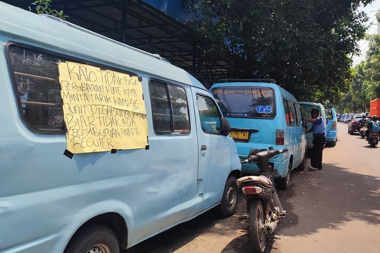 Salah satu angkot M02 yang menuntut perubahan trayek JakLingko Jak41, di kawasan Pulogadung, Senin (3/11/2025).