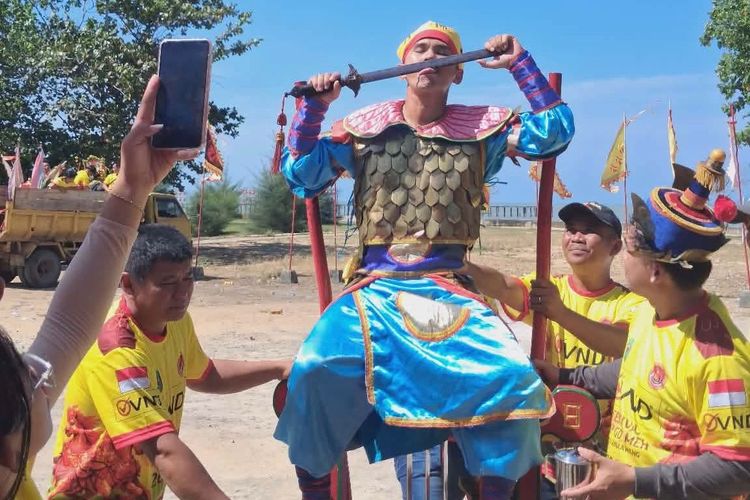 Cap Go Meh di Singkawang, Ratusan Tatung Lakukan Ritual Tolak Bala Cuci Jalan