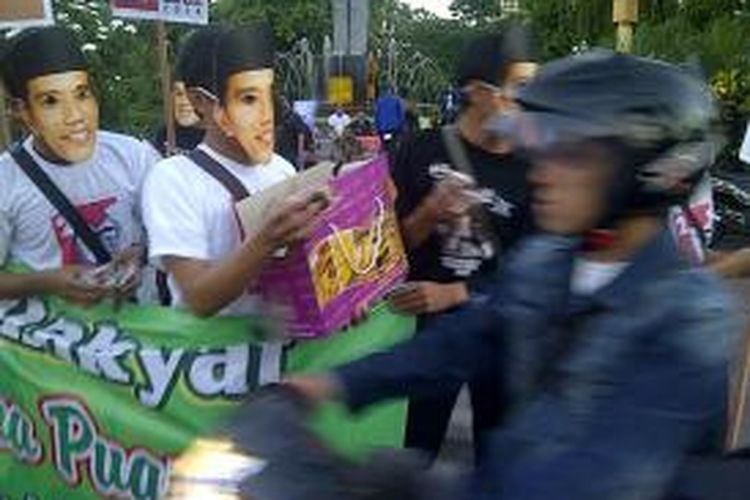 Pendukung Jokowi-Jk bagi takjil gratis di Jalan Gubernur Suryo Surabaya.