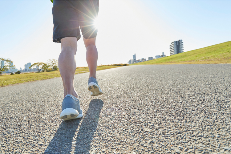 ilustrasi manfaat berjalan kaki selama 15 menit setelah makan.
