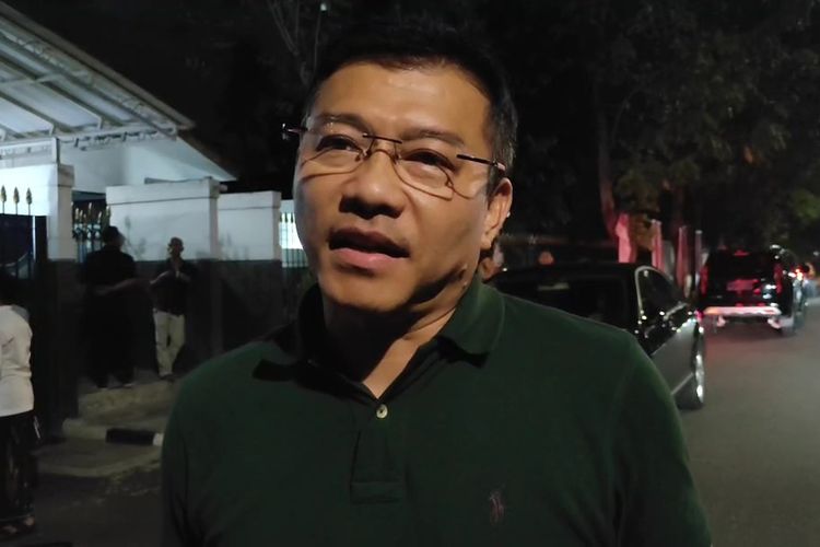 Musisi sekaligus politisi, Anang Hermansyah ditemui di depan kediaman Menko Polhukam Mahfud MD, Jalan Denpasar Raya, Kuningan, Jakarta, Selasa (17/10/2023) malam.