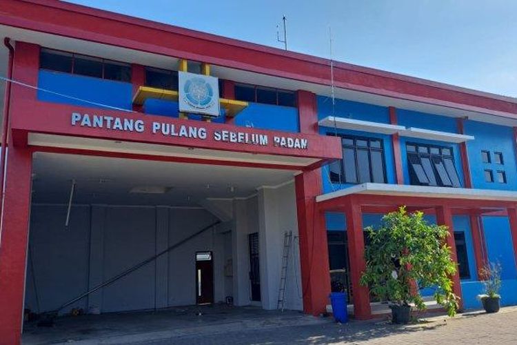 Kondisi kantor damkar di Kalurahan Sidoagung, Kapanewon (Kecamatan) Godean, Kabupaten Sleman, Daerah Istimewa Yogyakarta, usai dirampok pada Jumat (13/9/2024) dini hari. Seorang petugas diancam celurit dan kemudian disekap pelaku.
