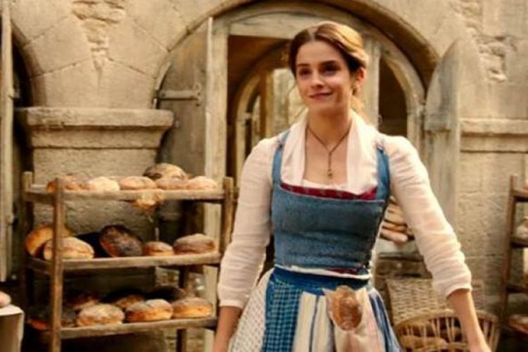 Emma Watson berperan sebagai Belle dalam film adaptasi Disney Beauty and the Beast. 