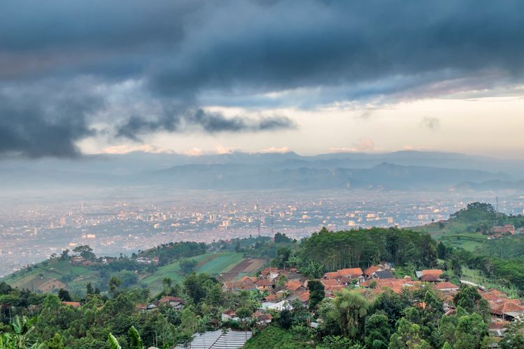 Pemandangan dari Bukit Moko di Bandung, Jawa Barat.