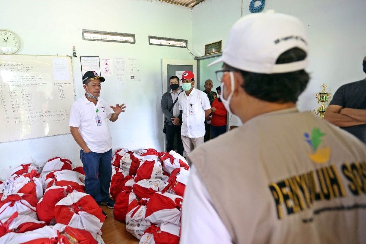 Kepala BP3S Syahabuddin meninjau langsung proses pendistribusian bansos sembako di Daerah Manggarai, Kec. Tebet, Kota Jakarta Selatan.