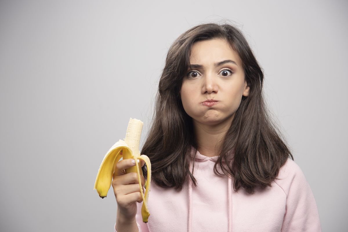 Ilustrasi sakit perut karena makan pisang.