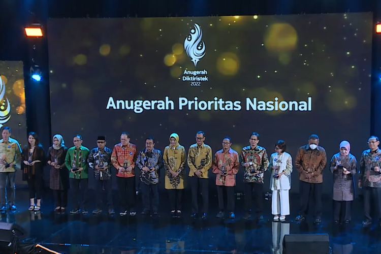 Salah satu kategori dalam Anugerah Diktiristek 2022 adalah Anugerah Prioritas Nasional bagi perguruan tinggi dan mitra yang telah berkontribusi dalam pencapaian 5 bidang prioritas nasional.