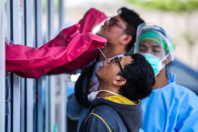 Tenaga kesehatan menggunakan alat pelindung diri (APD) mengambil sampel dengan metode swab test di GSI Lab (Genomik Solidaritas Indonesia Laboratorium), Cilandak, Jakarta Selatan, Rabu (30/9/2020). Untuk memutus rantai penularan Covid-19, Genomik Solidaritas Indonesia (GSI Lab) membuka laboratorium tes PCR berstandar Biosafety Level (BSL) 2+.