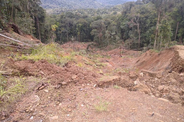 Longsoran tanah di Krayan Selatan, Nunukan, Kaltara, yang menimbun akses satu satunya menuju Long Bawan Krayan Induk. Pasokan Sembako dan BBM bergantung dengan Krayan Induk, akibat longsor, warga 13 Desa di Krayan Selatan terancam kekurangan bahan pangan 