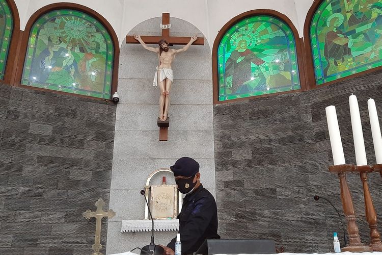 Seorang polisi dari Tim Penjinak Bom (Jibom) dan Gegana Sat Brimobda Polda DIY memeriksa Gereja Santo Petrus Kanisius Baleharjo, Kapanewon, Wonosari, Gunungkidul, Rabu (23/12/2020).