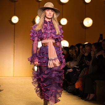 salah satu contoh busana model ruffles yang dipamerkan dalam New York Fashion Week 2020