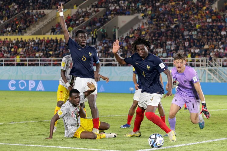 Pemain belakang Timnas Perancis Bastien Meupiyou dan Joachim Kayi Sanda berhasil dihalau tendangan pemain Mali saat laga semifinal Piala Dunia U17 2023 Indonesia yang berakhir dengan skor 2-1 di Stadion Manahan Solo, Selasa (28/11/2023) malam.
