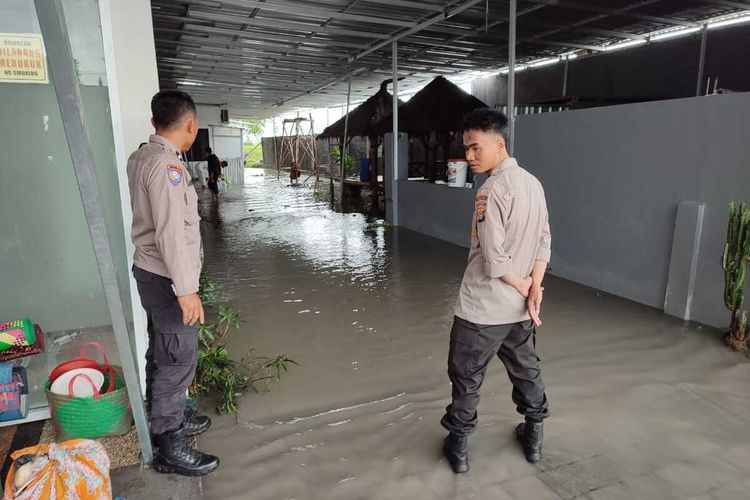 Suasana TKP Banjir di RSI Anggoro Terara, Lombok Timur