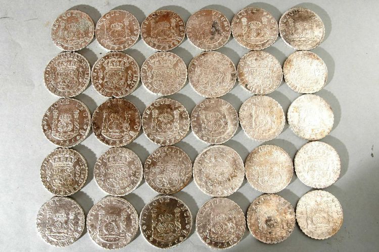 Koin-koin perak yang ditemukan pada kapal Rooswijk