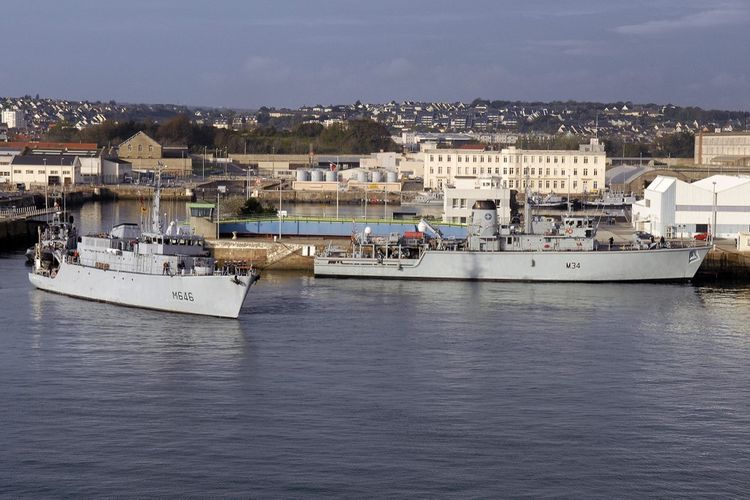 Kapal-kapal penyapu ranjau NATO berlabuh di pelabuhan Cherbourg, 15 Oktober 2007, sebelum mengambil bagian dalam misi besar untuk membersihkan perairan lepas pantai Normandia dari ranjau peninggalan dua Perang Dunia terakhir yang dimulai pada 16 Oktober 2007, menurut pihak berwenang Perancis. Operasi yang dijadwalkan berlangsung hingga 29 Oktober ini melibatkan tujuh kapal dari NATO, dua kapal penyapu ranjau Perancis, dan sekitar 450 pelaut dari tujuh negara.