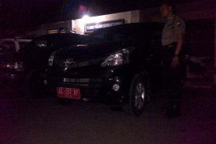 Mobil dinas milik Pemkot Kediri, Jawa Timur, saat diamankan di Mapolres Kediri Kota, Senin (18/11/2013). Mobil itu baru saja menjadi korban kejahatan modus pecah kaca dan menguras isinya saat terparkir di depan rumah Wakil Wali Kota Kediri.
