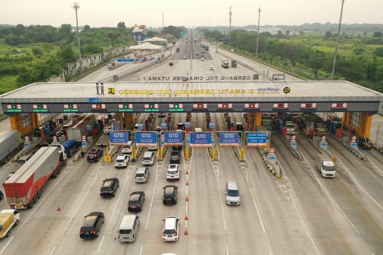 Lalu lintas kendaraan di Gerbang Tol Cikampek Utama mulai mengalami peningkatan jelang libur Nataru 2021.