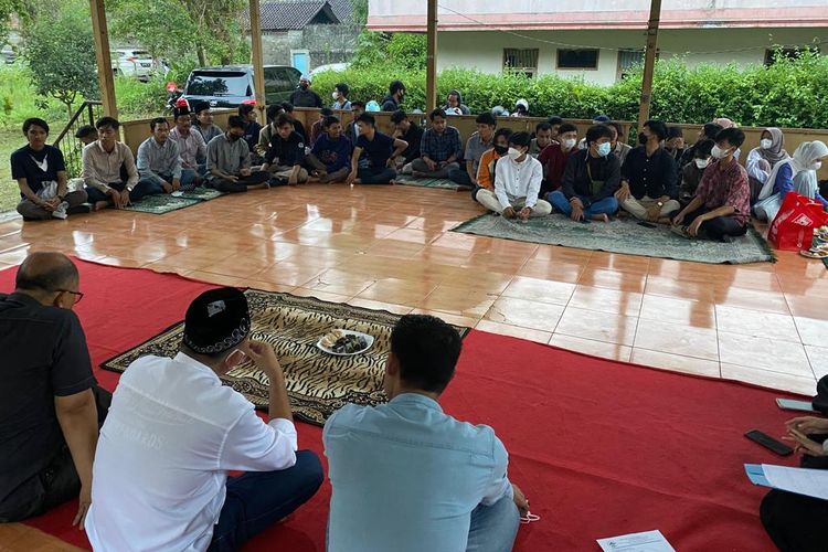 Keluarga Mahasiswa Banten (KMB) Bogor Raya menggelar silaturahmi dan buka puasa bersama dengan para inohong atau pembina KMB Bogor Raya yang dilaksanakan di Asrama Mahasiswa Banten di Kota Bogor (17/4/2022).