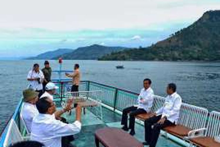 Presiden Joko Widodo (Jokowi) dan sejumlah menteri saat menuju Pulau Samosir, Danau Toba, Minggu (21/8/2016).