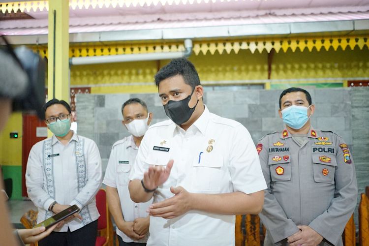 Wali Kota Medan, Bobby Nasution menungkapkan telah mencoret anggaran pembelian mobil dinas wali kota dan wakil wali kota untuk membeli mobil ambulans.