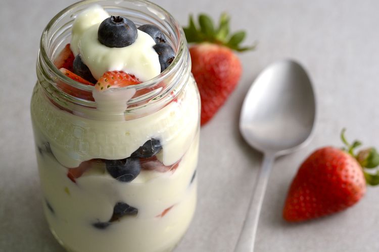 Yoghurt adalah makanan hasil fermentasi asam laktat pada susu