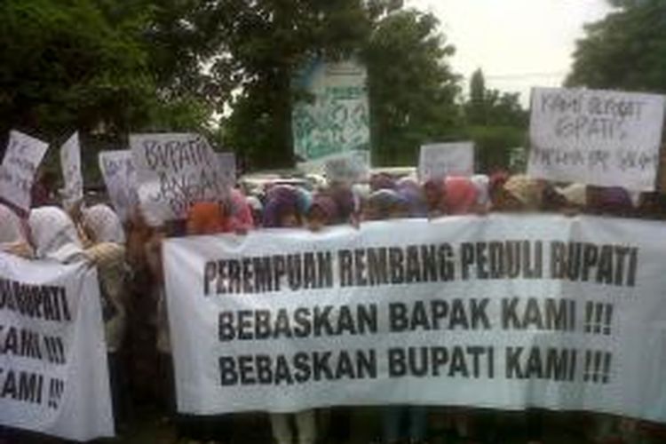 Bupati Rembang Muhammad Salim menyambut baik dukungan dari masyarakat Rembang untuk membebaskan dirinya dari jeratan kasus korupsi. Dukungan itu diberikan dalam bentuk aksi unjuk rasa di halaman Pengadilan Tipikor, Semarang, Selasa (18/2/2014).