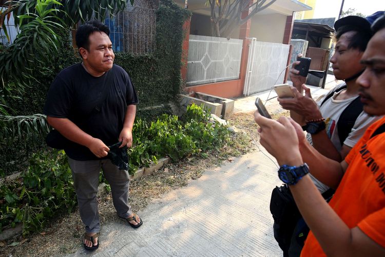 Sejumlah wartawan melakukan wawancara dengan Jurnalis dan Aktivis HAM Dandhy Dwi Laksono (kiri) pasca penetapan tersangka saat ditemui di kediamannya, di kawasan Jatiwaringin, Bekasi, Jawa Barat, Jumat (27/9/2019). Polda Metro Jaya menetapkan status tersangka kepada Jurnalis dan Aktivis HAM Dandhy Dwi Laksono atas dugaan kasus tuduhan Pasal 28 ayat (2) dan Pasal 45 A ayat (2) UU ITE dan Pasal 14 dan Pasal 15 KUH Pidana atas postingan di media sosial mengenai Papua.