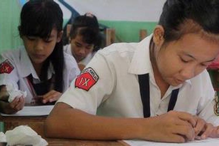 Peserta ujian nasional tingkat SMP di Kolaka, Sulawesi Tenggara.