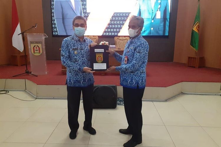 Darmawan Jaya Setiawan (kanan) menerima tanda memory dari Sekda Banjarbaru setelah jabatannya sebagai Wali Kota Banjarbaru berakhir pada, Rabu (17/2/2021). 