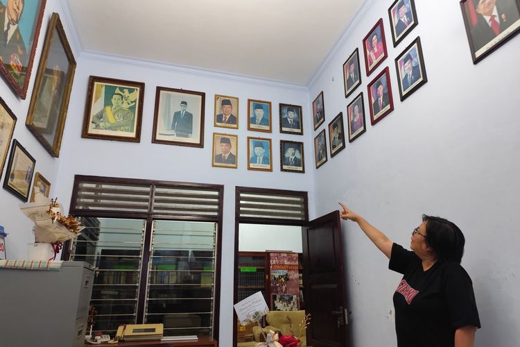 Yovita saat menunjukkan koleksi foto presiden dan wakil presiden dari masa ke masa