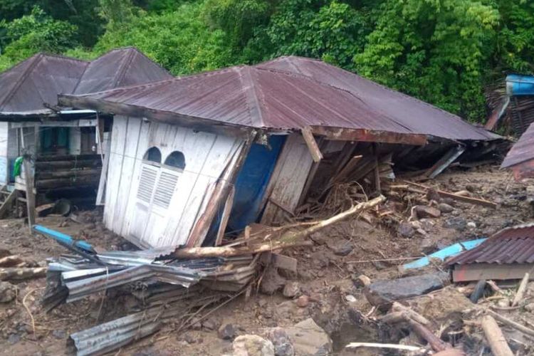 Rumah penduduk di kawasan Danau Toba, Repa Huta IV, Sipolha, Kecamatan Pamatang Sidamanik rusak parah pasca longsor Selasa yang terjadi pada Selasa 28 September 2021. 