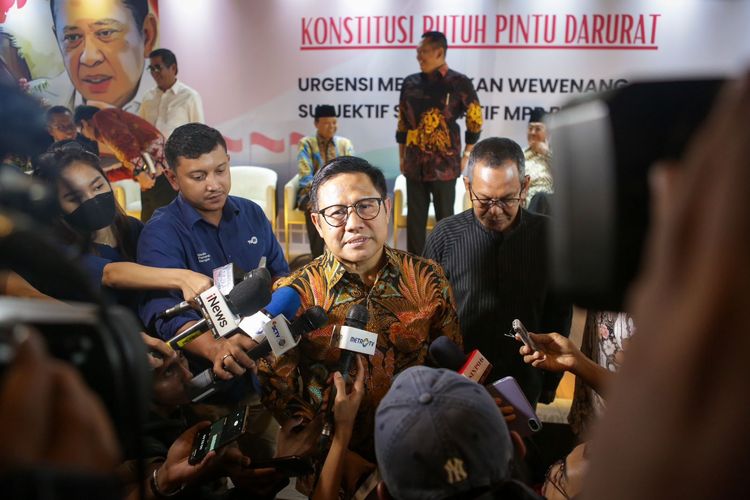 Cawapres nomor urut 1 Muhaimin Iskandar di resto Parle, Senayan Park, Jakarta, Rabu (17/1/2024). 