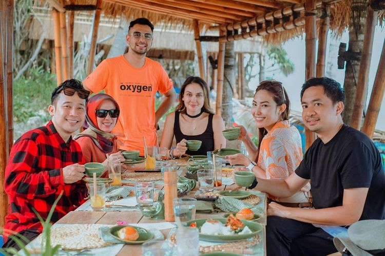 Sejumlah artis seperti Denny Cagur, Raffi Ahmad, Luna Maya, hingga Ayu Dewi berpelesir ke Pulau Sumba, NTT.