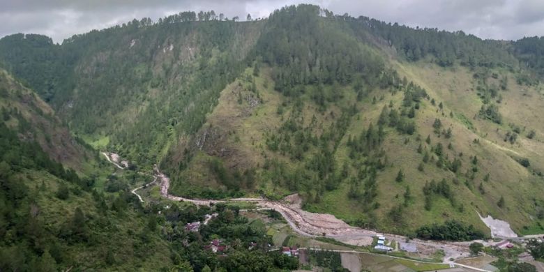 Keindahan Lembah Bakkara, Sumatera Utara yang mengelilingi Danau Toba.