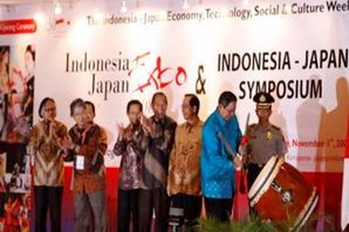 Presiden Susilo Bambang Yudhoyono membuka Indonesia-Jepang Expo 2008 di Jakarta Indonesia Expo, Kemayoran, Jakarta Pusat, Sabtu (1/11). Kerjasama ekonomi, teknologi, sosial dan budaya ini diselenggarakan oleh Kompas Gramedia bekerjasama dengan Nikkei Keizai Shinbun guna memperingati 50 tahun hubungan diplomatik Indonesia-Jepang. Kegiatan dimeriahkan dengan diskusi dan berbagai lomba berlangsung hingga Minggu (9/11) mendatang.
