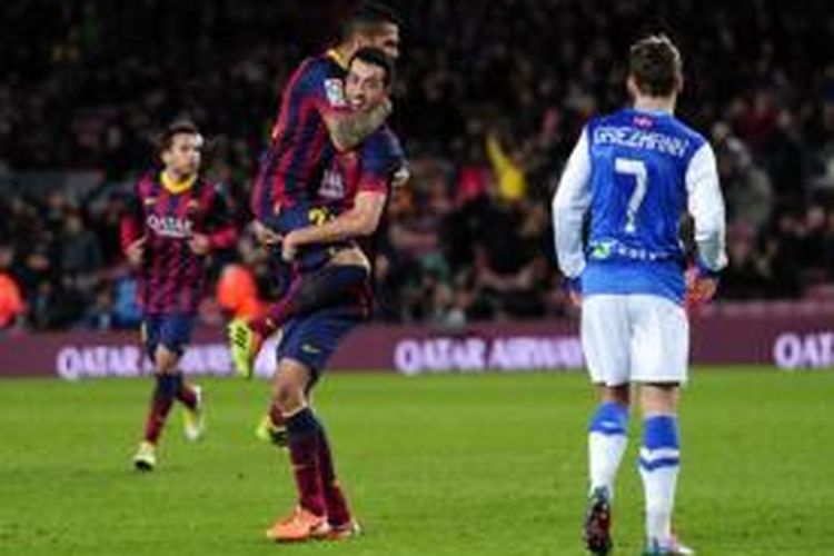 Gelandang Barcelona, Sergio Busquets, memeluk bek Dani Alves setelah mencetak gol ke gawang Real Sociedad pada babak pertama laga semifinal leg 1 Copa del Rey, di Stadion Camp Nou, Barcelona, Rabu (5/2/2014).