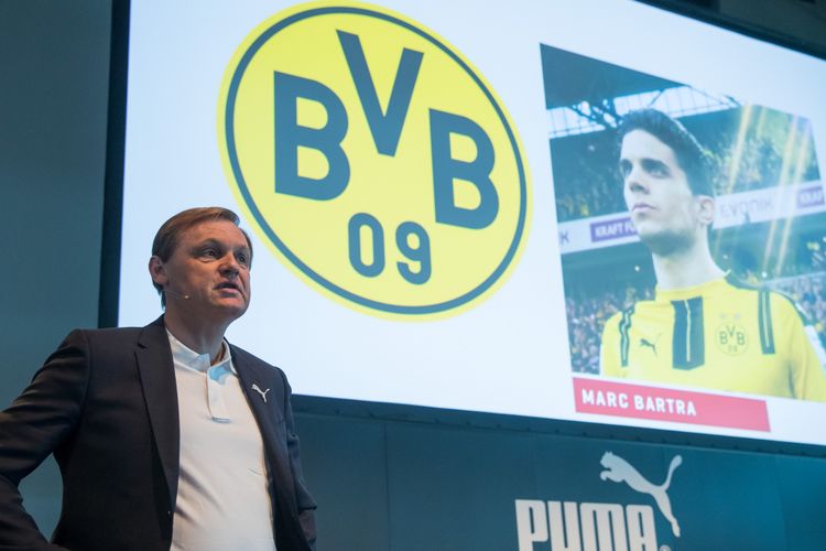 Presiden perusahaan pembuat peralatan olahraga Puma, Bjoern Gulden, berdiri di depan papan yang memperlihatkan gambar bek Borussia Dortmund yang mengalami cedera, Marc Bartra, dalam pertemuan tahunan perusahaannya di Herzogenaurach, Jerman, Rabu (12/4/2017). Bartra menjadi korban teror bom yang mengenai bus Dortmund, jelang pertandingan leg pertama babak perempat final Liga Champions di Signal Iduna Park, Selasa (11/4). Ini membuat Bartra harus dioperasi.