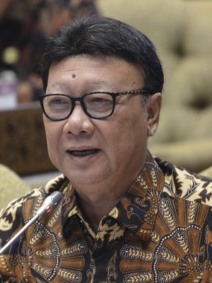 Menteri Dalam Negeri Tjahjo Kumolo menyampaikan pendapat saat rapat kerja dengan  Komisi II DPR di gedung parlemen, Senayan Jakarta, Kamis (20/6/2019). Raker tersebut membahas RAPBN 2020 dan Rencana Kerja Anggaran Kementerian/Lembaga (RKA K/L) dan Rencana Kerja Pemerintah (RKP) Tahun Anggaran 2020. ANTARA FOTO/Nova Wahyudi/aww.