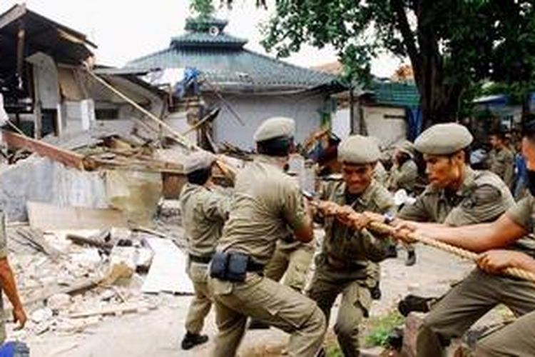 Ratusan anggota Satpol PP bekerja sama dengan Sudin Pemakaman Jakarta Timur melakukan penertiban bangunan liar di TPU Kober, Jatinegara, Jakarta Timur, Rabu (14/12/2011)