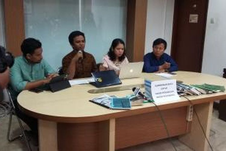 Koalisi Anti Mafia Hutan memberikan keterangan pers di Kantor ICW, Jakarta Selatan, Rabu (6/1/2016).