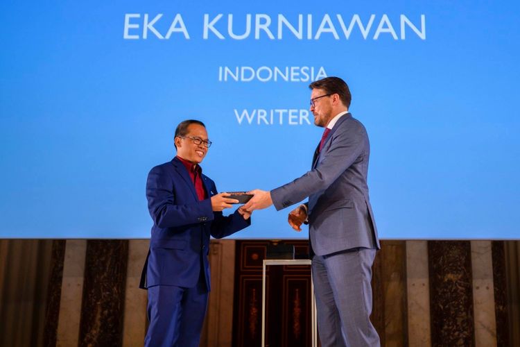 Eka Kurniawan Raih Penghargaan Sastra Internasional Di Belanda Halaman All Kompas Com