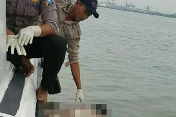 Personel Satuan Polisi Air Polres Gresik menemukan jenazah pria yang terapung di perairan dekat Teluk Lamong dalam patroli rutin, Selasa (22/11/2016) sore. Mayat itu diduga korban tabrakan kapal di Tuban.