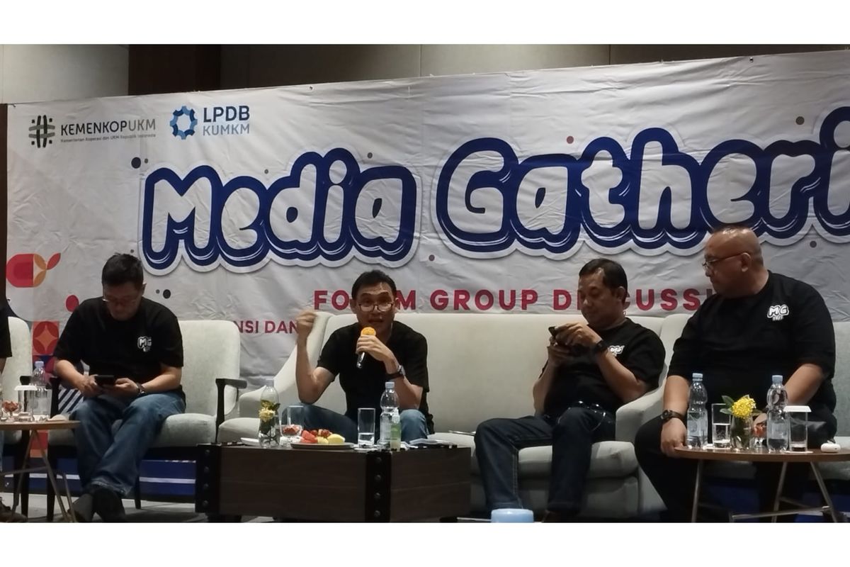 Supomo (kedua dari kiri) dan Jajaran Direksi Lembaga Pengelola Dana Bergulir Koperasi, Usaha Mikro, Kecil dan Menengah (LPDB KUMKM) dalam kegiatan Media Gathering di Kabupaten Bogor, Jawa Barat, Kamis (12/10/2023).