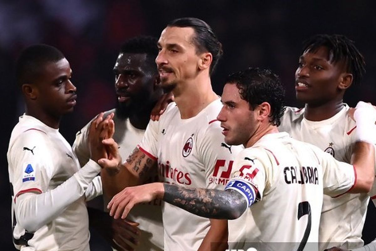 Striker AC Milan, Zlatan Ibrahimovic, berselebrasi usai mencetak gol ke gawang Bologna pada pekan kesembilan Serie A.
