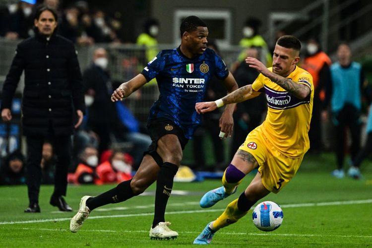 Bek sayap kanan Inter Milan, Denzel Dumfries, saat berduel melawan personel defensif Fiorentina, Cristiano Biraghi, dalam laga Liga Italia 2021-2022 di Stadion Giuseppe Meazza, 19 Maret 2022.