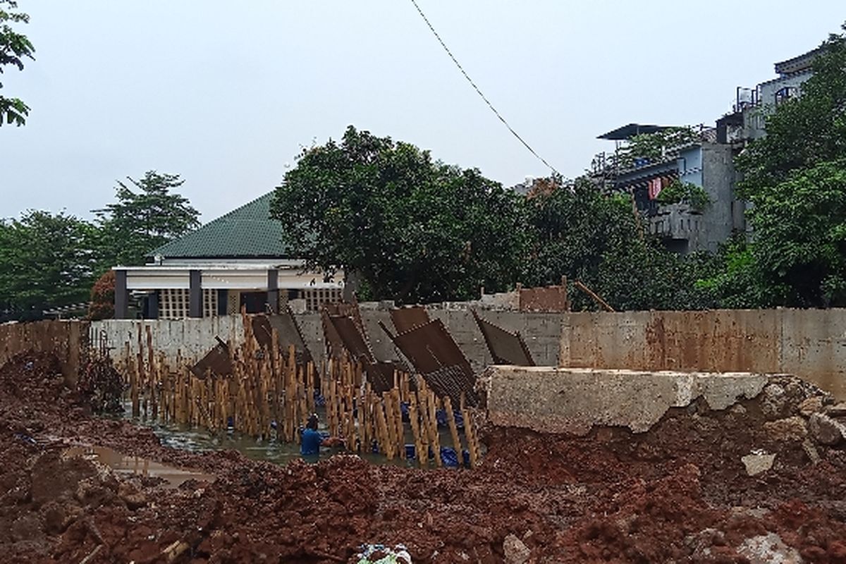 Pembangunan turap kali Cibenda dan kali di Perumahan Puri Bintaro Indah (PBI), Jombang, Ciputat, Tangerang Selatan pada Selasa (18/10/2022). Warga perumahan berharap pembangunan tersebut dapat membantu agar tidak terjadi baniir lagi.