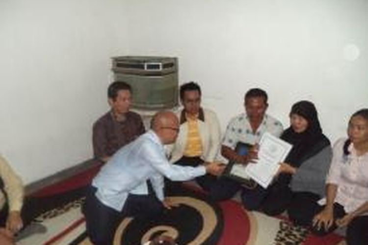 Anggota komisi III DPR RI mengunjungi korban tewas di tahanan Polsek Sukodono Sidoarjo.