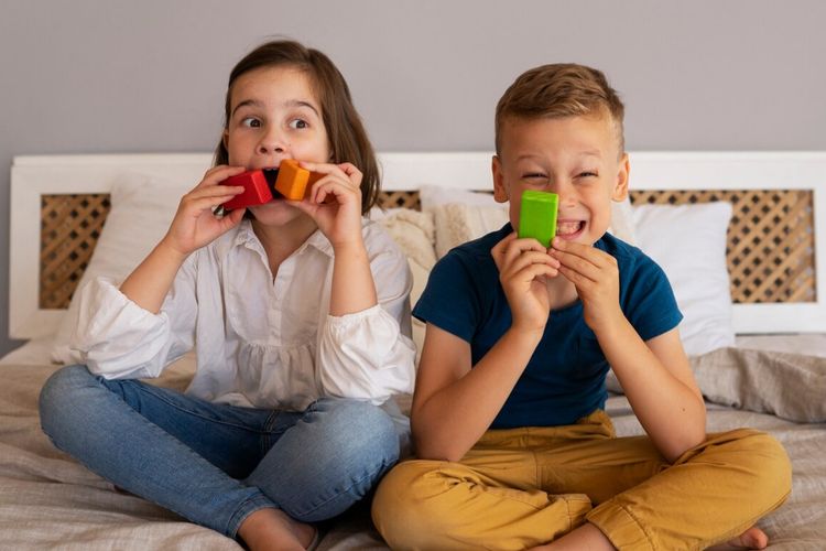 Anak Sering Gigit Mainan? Dokter Ingatkan Risiko Paparan Mikroplastik